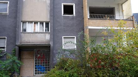 Die Tür verrammelt, die Fenster eingeschlagen, die Fassade mit Graffiti beschmiert. Seit mehr als sechs Jahren steht in der Ansbacher Straße die Hausnummer 35 leer und verwahrlost zunehemend. 