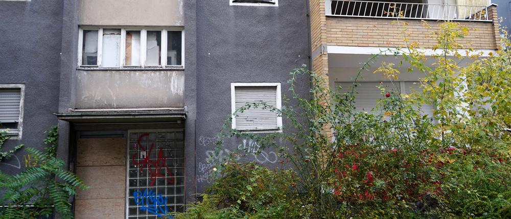 Die Tür verrammelt, die Fenster eingeschlagen, die Fassade mit Graffiti beschmiert. Seit mehr als sechs Jahren steht in der Ansbacher Straße die Hausnummer 35 leer und verwahrlost zunehemend.