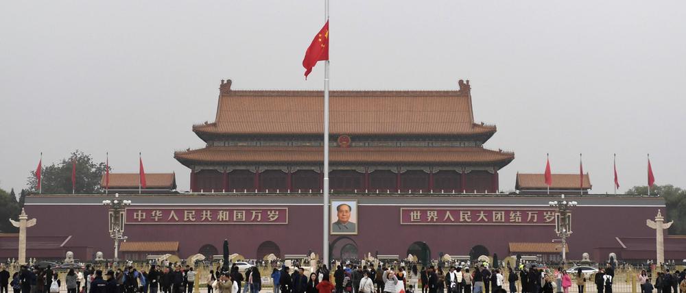 Fahnen auf Halbmast: Am 2. November wurde der frühere chinesische Ministerpräsident Li Keqiang beigesetzt.
