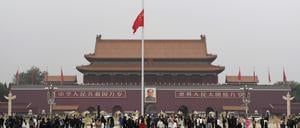 Fahnen auf Halbmast: Am 2. November wurde der frühere chinesische Ministerpräsident Li Keqiang beigesetzt.