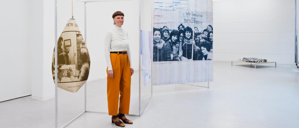 Julia Lübbeckes Ausstellung „Kleber und Falten“ im Weißenseer Projektraum Neun Kelche.