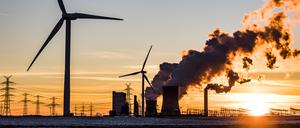 Windräder und Stromtrassen in Nordrhein-Westfalen.