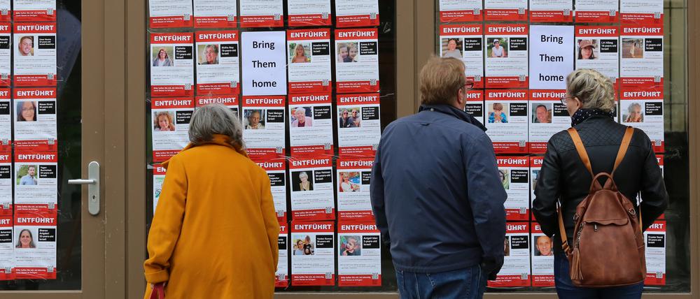 Die Poster hängen an leerstehenden Läden in der Brandenburger Straße.