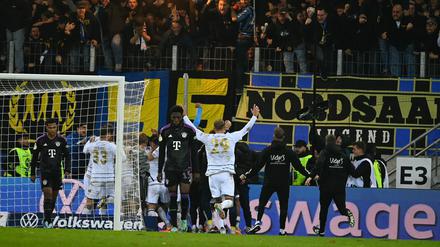 Saarbrücken trifft kurz vor Schluss zum 2:1, wenig später ist das Pokal-Aus der großen Bayern perfekt.