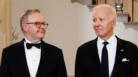 US-Präsident Joe Biden posiert mit Australiens Premierminister Anthony Albanese vor der großen Treppe des Weißen Hauses vor einem offiziellen Staatsdinner im Weißen Haus in Washington, USA, 25. Oktober 2023. 