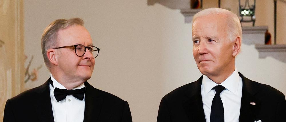 US-Präsident Joe Biden posiert mit Australiens Premierminister Anthony Albanese vor der großen Treppe des Weißen Hauses vor einem offiziellen Staatsdinner im Weißen Haus in Washington, USA, 25. Oktober 2023. 