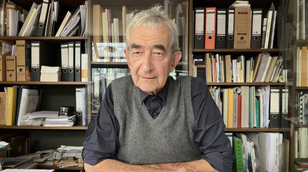 Walther König in seinem Bücherkosmos in Köln.