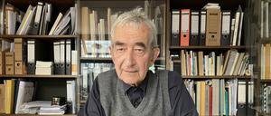 Walther König in seinem Bücherkosmos in Köln.