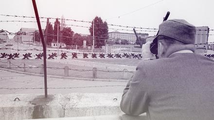 Drinnen und draußen. Stacheldraht an der innerdeutschen Grenze in Berlin.