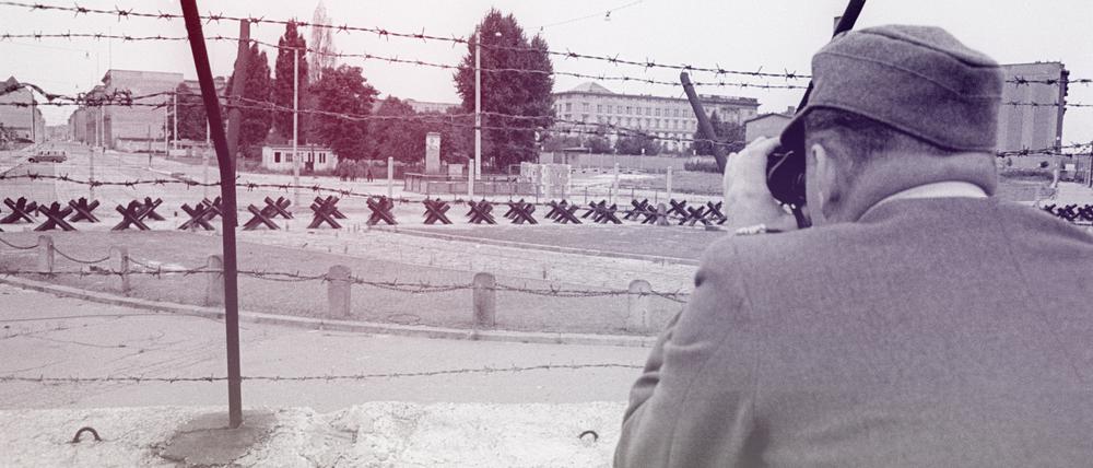 Drinnen und draußen. Stacheldraht an der innerdeutschen Grenze in Berlin.