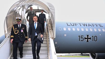 Bundesfinanzminister Christian Lindner (rechts) am Donnerstag am Flughafen in Tallinn (Estland).