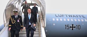 Bundesfinanzminister Christian Lindner (rechts) am Donnerstag am Flughafen in Tallinn (Estland).