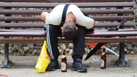 Alkoholiker gehören auf dem Leopoldplatz praktisch schon zum Stadtbild.