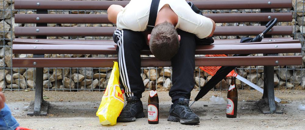 Alkoholiker gehören auf dem Leopoldplatz praktisch schon zum Stadtbild.