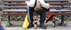 Alkoholiker gehören auf dem Leopoldplatz praktisch schon zum Stadtbild.