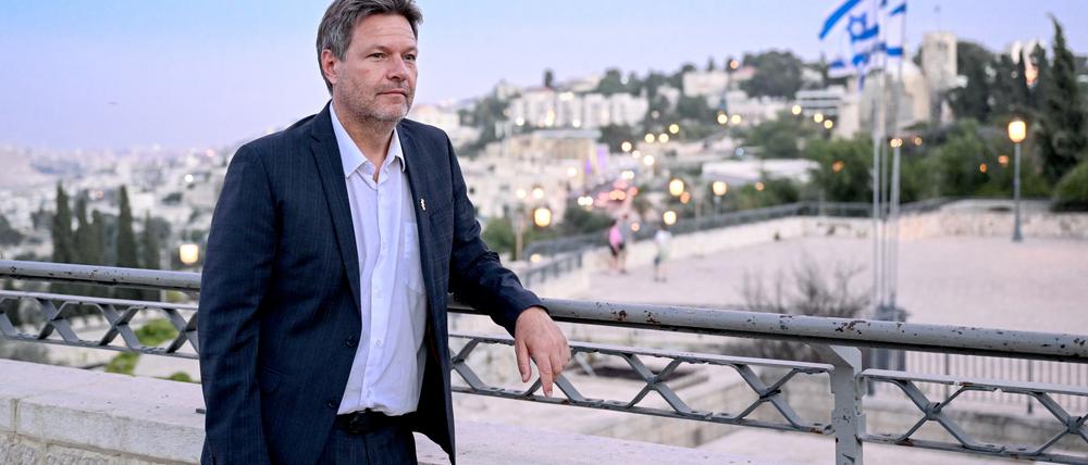 Robert Habeck (Bündnis 90/Die Grünen), Vizekanzler und Bundesminister für Wirtschaft und Klimaschutz, blickt am Rande eines Spaziergangs über die Stadt Jerusalem. Bei der Reise soll es um Energie- und Klimaschutz sowie aktuelle Fragen der politischen und wirtschaftlichen Beziehungen gehen. +++ dpa-Bildfunk +++
habeck1102