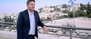 Robert Habeck (Bündnis 90/Die Grünen), Vizekanzler und Bundesminister für Wirtschaft und Klimaschutz, blickt am Rande eines Spaziergangs über die Stadt Jerusalem. Bei der Reise soll es um Energie- und Klimaschutz sowie aktuelle Fragen der politischen und wirtschaftlichen Beziehungen gehen. +++ dpa-Bildfunk +++
habeck1102
