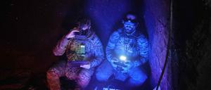 Drohnen-Spezialisten im Erdbunker.