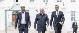 Olaf Scholz mit Christian Lindner und Robert Habeck bei der Klausurtagung der Bundesregierung auf Schloss Meseberg.
