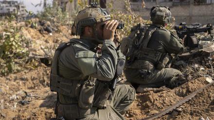 Dieses vom israelischen Militär über AP zur Verfügung gestellte Foto soll israelische Soldaten während einer Bodenoperation im Gazastreifen zeigen.