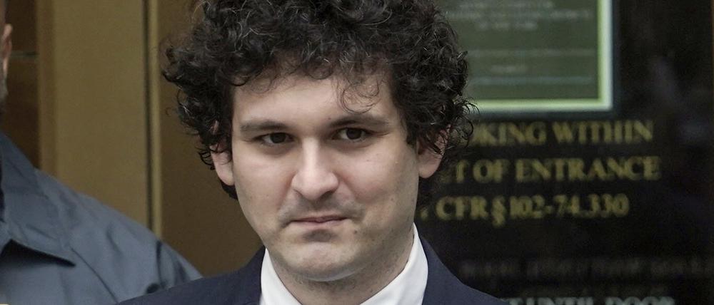 Sam Bankman-Fried, FTX-Gründer, verlässt ein Bundesgericht in Manhattan. 