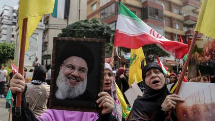 Ein Hisbollah-Anhänger hält ein Porträt des Hisbollah-Chefs Hassan Nasrallah hoch.