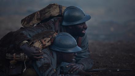 Bakary (Omar Sy) will seinen Sohn Thierno (Alassane Diong) an der Front beschützen. 