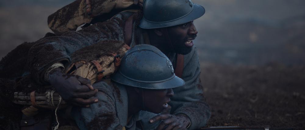 Bakary (Omar Sy) will seinen Sohn Thierno (Alassane Diong) an der Front beschützen.