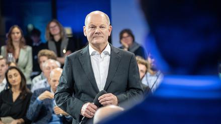 Bundeskanzler Olaf Scholz fordert im Gespräch mit Bürgerinnen und Bürgern in Mannheim vergleichende Deutschtests an Schulen.