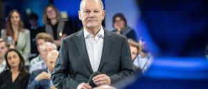 Bundeskanzler Olaf Scholz fordert im Gespräch mit Bürgerinnen und Bürgern in Mannheim vergleichende Deutschtests an Schulen.