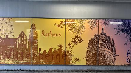 Ein Wandbild der berühmten Schlosskirche in Wittenberg ziert seit etwa drei Jahren eine Fußgängerunterführung im Bahnhof der brandenburgischen Kleinstadt Wittenberge.