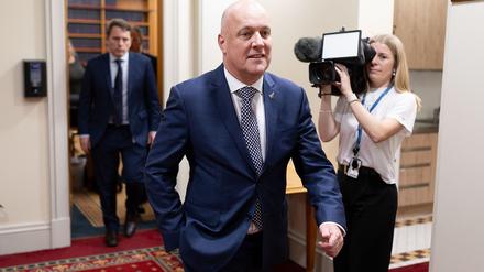 Der designierte neuseeländische Premierminister Christopher Luxon verlässt das Parlament in Wellington am 3. November 2023, nachdem er mit den Medien über die Koalitionsgespräche drei Wochen nach den Parlamentswahlen 2023 in Neuseeland gesprochen hat.