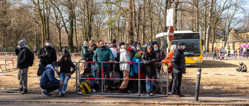 Geflüchtete Menschen aus der Ukraine und anderen Ländern warten im Ankunftszentrum in Berlin Reinickendorf. (Archivbild)