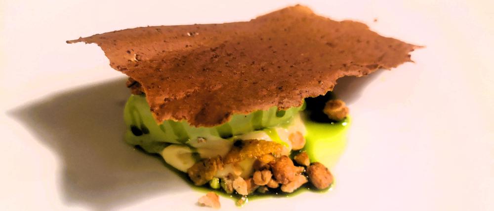 Schwebendes Dessert: weiße Schokolade und Kräuter.