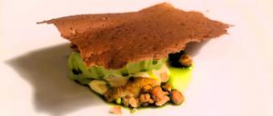 Schwebendes Dessert: weiße Schokolade und Kräuter.