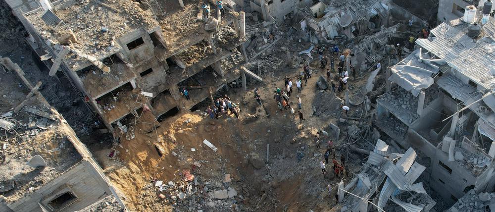 Die israelische Armee feuert Raketen auf die Region ab, zudem habe die Streitkräfte eigenen Angaben zufolge Gaza-Stadt mittlerweile eingekesselt.