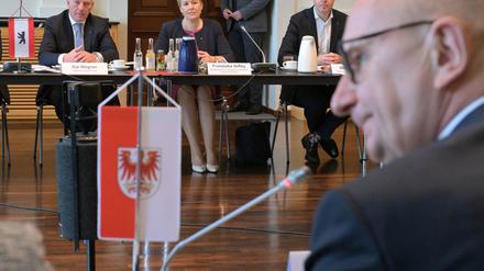 03.11.2023, Brandenburg, Potsdam: Kai Wegner (CDU, l), Regierender Bürgermeister von Berlin, und Berlins Bürgermeisterin und Senatorin Franziska Giffey bei der gemeinsamen Kabinettsitzung der Länder Berlin und Brandenburg. Brandenburgs Ministerpräsident Dietmar Woidke (SPD) ist unscharf im Vordergrund. Foto: Michael Bahlo/dpa +++ dpa-Bildfunk +++