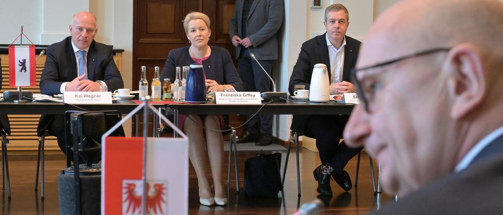 03.11.2023, Brandenburg, Potsdam: Kai Wegner (CDU, l), Regierender Bürgermeister von Berlin, und Berlins Bürgermeisterin und Senatorin Franziska Giffey bei der gemeinsamen Kabinettsitzung der Länder Berlin und Brandenburg. Brandenburgs Ministerpräsident Dietmar Woidke (SPD) ist unscharf im Vordergrund. Foto: Michael Bahlo/dpa +++ dpa-Bildfunk +++