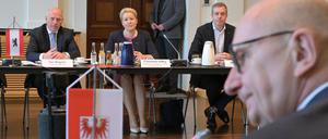 03.11.2023, Brandenburg, Potsdam: Kai Wegner (CDU, l), Regierender Bürgermeister von Berlin, und Berlins Bürgermeisterin und Senatorin Franziska Giffey bei der gemeinsamen Kabinettsitzung der Länder Berlin und Brandenburg. Brandenburgs Ministerpräsident Dietmar Woidke (SPD) ist unscharf im Vordergrund. Foto: Michael Bahlo/dpa +++ dpa-Bildfunk +++