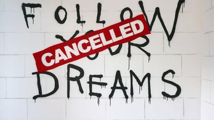 18.10.2022, Deutschland, NRW, Mülheim, Kunst, Kultur, Ausstellungen, Street Art, Graffiti, Banksy, Ausstellung öThe Mystery of Banksy - A Genius Mind mit Graffitis, Fotografien, Skulpturen, Videoinstallationen und Drucken. Banksy ist ein weltberühmter aber anonymer Künstler, ein Phantom und Mysterium. FOLLOW YOUR DREAMS, CANCELLED, Mülheim NRW Deutschland *** 18 10 2022, Germany, NRW, Mülheim, art, culture, exhibitions, street art, graffiti, Banksy, exhibition öThe Mystery of Banksy A Genius Mind with graffiti, photographs, sculptures, video installations and prints Banksy is a world famous but anonymous artist, a phantom and mystery FOLLOW YOUR DREAMS, CANCELLED, Mülheim NRW Germany Copyright: xRalfxIbing/SnowfieldxPhotographyx SF181022BanksyR86