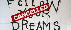 18.10.2022, Deutschland, NRW, Mülheim, Kunst, Kultur, Ausstellungen, Street Art, Graffiti, Banksy, Ausstellung öThe Mystery of Banksy - A Genius Mind mit Graffitis, Fotografien, Skulpturen, Videoinstallationen und Drucken. Banksy ist ein weltberühmter aber anonymer Künstler, ein Phantom und Mysterium. FOLLOW YOUR DREAMS, CANCELLED, Mülheim NRW Deutschland *** 18 10 2022, Germany, NRW, Mülheim, art, culture, exhibitions, street art, graffiti, Banksy, exhibition öThe Mystery of Banksy A Genius Mind with graffiti, photographs, sculptures, video installations and prints Banksy is a world famous but anonymous artist, a phantom and mystery FOLLOW YOUR DREAMS, CANCELLED, Mülheim NRW Germany Copyright: xRalfxIbing/SnowfieldxPhotographyx SF181022BanksyR86