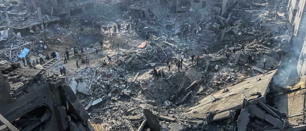 Palästinenser inspizieren die Schäden an Gebäuden, die bei israelischen Luftangriffen getroffen wurden, im Flüchtlingslager Dschabalia im nördlichen Gazastreifen.