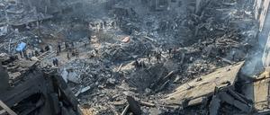 Palästinenser inspizieren die Schäden an Gebäuden, die bei israelischen Luftangriffen getroffen wurden, im Flüchtlingslager Dschabalia im nördlichen Gazastreifen. 