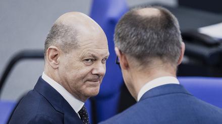 Olaf Scholz SPD, Bundeskanzler, und Friedrich Merz, CDU-Parteivorsitzender, bei einer Sitzung des Deutschen Bundestages am 3. Juni 2022 in Berlin.