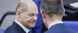 Olaf Scholz SPD, Bundeskanzler, und Friedrich Merz, CDU-Parteivorsitzender, bei einer Sitzung des Deutschen Bundestages am 3. Juni 2022 in Berlin.