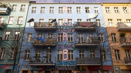 Die Rigaer Straße 94 in Berlin Friedrichshain. 