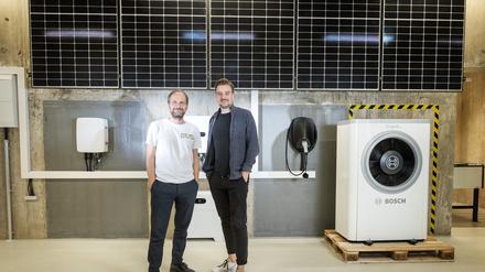Der Geschäftsführer des Solar-Start-ups Enpal Mario Kohle (rechts) und Christian Kroll von der Suchmaschine Ecosia in der Enpal-Zentrale in Berlin.