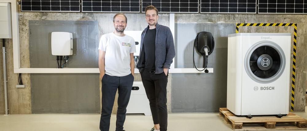 Der Geschäftsführer des Solar-Start-ups Enpal Mario Kohle (rechts) und Christian Kroll von der Suchmaschine Ecosia in der Enpal-Zentrale in Berlin.