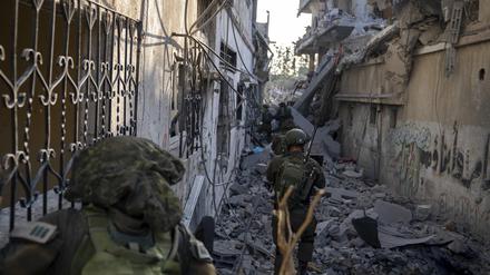 Auf diesem undatierten Foto, das vom israelischen Militär zur Verfügung gestellt wurde, gehen israelische Soldaten zwischen zerstörten Häusern. 