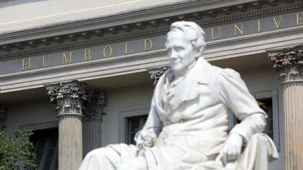 Die Statue von Alexander von Humboldt vor dem Haupteingang der Humboldt-Universität an der Straße Unter den Linden in Berlin.